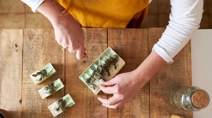 Processus de production de savon artisanal et précautions