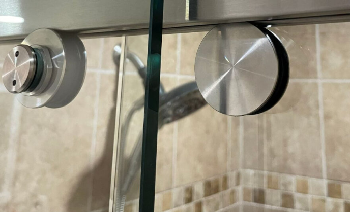 Comment nettoyer les résidus de savon sur les portes de douche en verre